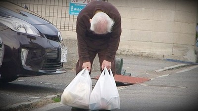 95歲翁「替失智妻買菜」累到全身癱軟　獨生女目睹淚崩，決定返鄉陪伴