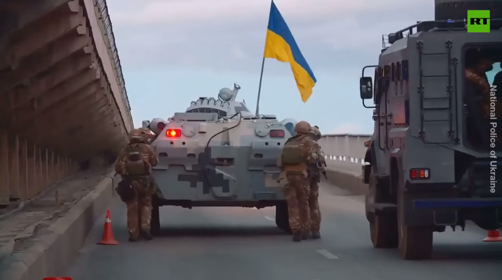 ▲▼烏克蘭男子揚言炸橋，見裝甲車後秒投降。（圖／翻攝Youtube／RT截圖）
