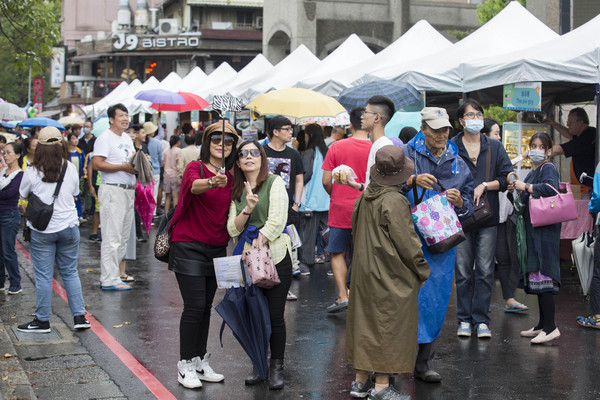 ▲「2019新竹生活節」雨中登場人潮不減　魅力攤位商品兩小時完售。（圖／新竹市政府提供）