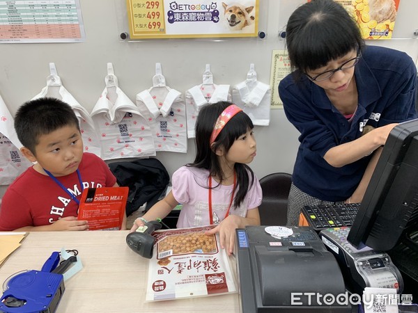 ▲▼東森寵物雲小小店長活動，三重中正北店。（圖／記者黃巧雯攝）