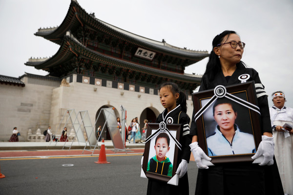 ▲▼42歲脫北者韓星玉（Han Sung-ok，音譯）與6歲兒子在首爾的住處疑似餓死。民眾上街傳達哀悼之情。（圖／路透）