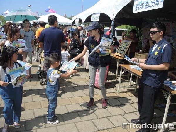 ▲ 北海岸國際風箏節登場 金山警加強反詐騙、反賄選、反毒品宣導。（圖／記者郭世賢翻攝）