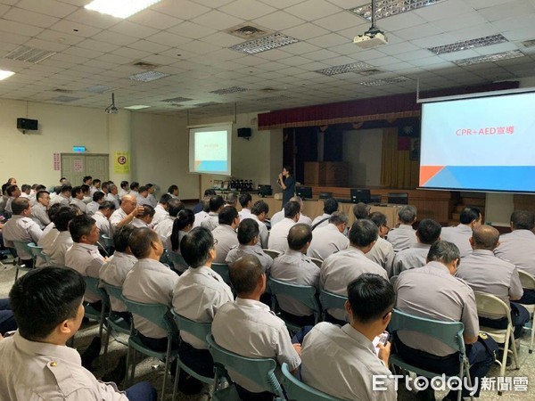 ▲屏東縣東港警分局義警中隊於23日在該警分局五樓禮堂，辦理義勇警察人員基本訓練，並頒獎績優人員             。（圖／記者陳崑福翻 攝）