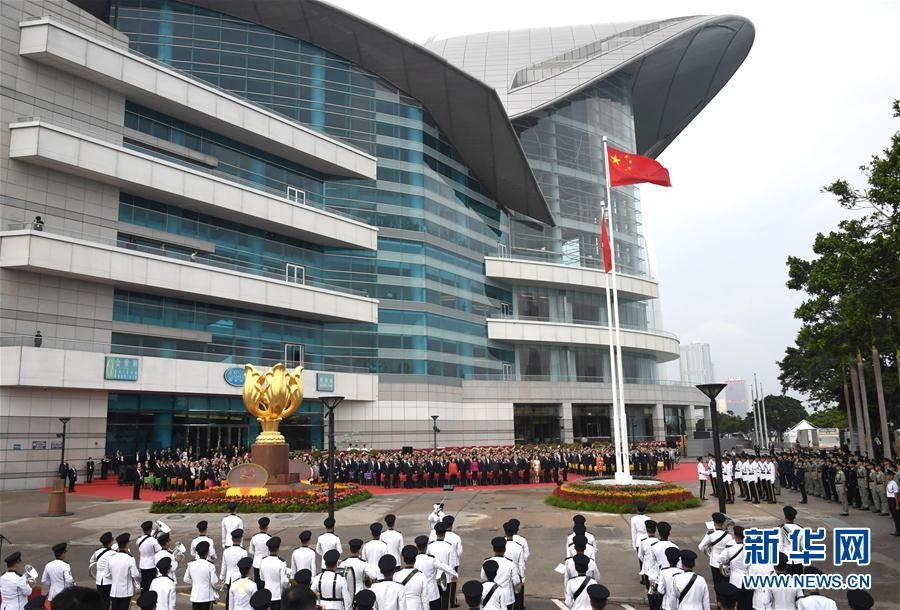 ▲2018年10月1日，香港特區政府在金紫荊廣場舉行隆重的升旗儀式，慶祝中華人民共和國成立69周年。（圖／翻攝自《新華社》）