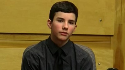 「媽媽的血噴到我臉上」！12歲孩和家暴父法庭對質　目光空洞描述砍殺過程