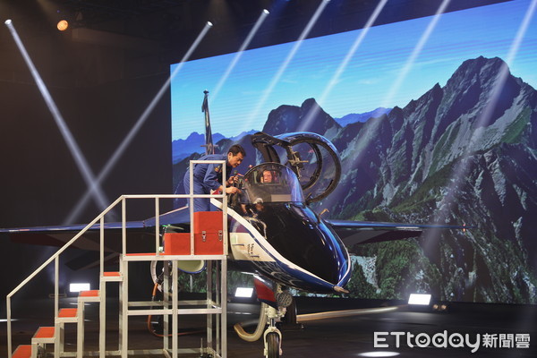 ▲國機國造起手式的新式高教機「勇鷹」今（24）日出廠，預計明年6月進行首飛。（圖／漢翔提供）
