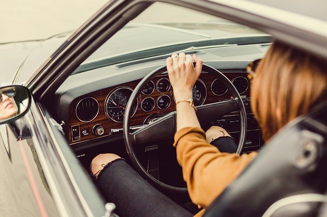 ▲▼女人,開車,駕駛,方向盤,車。（圖／免費圖庫Pixabay）
