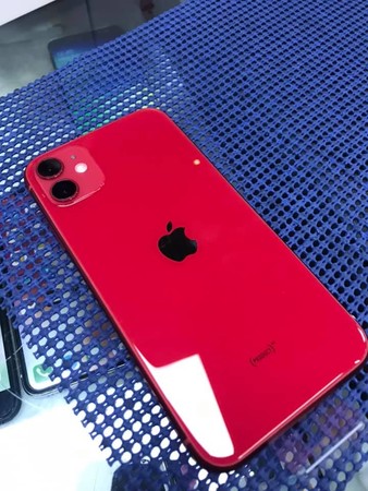 ▲手機怪怪的！他買iPhone11寵妻...回家看傻「連睡衣都更新」：說話變溫柔（圖／翻攝臉書爆廢公社二館）