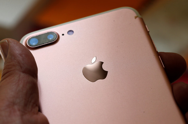 ▲蘋果提交新專利，將可讓iPhone背面的Logo依照個人設定，或作為提醒功能來產生顏色的變化。（圖／路透）