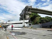 南方澳跨海大橋坍方。（圖／記者游芳男攝）