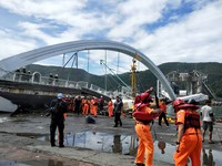 南方澳跨海大橋坍方。（圖／記者游芳男攝）