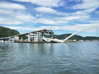 南方澳跨海大橋坍方。（圖／記者游芳男攝）