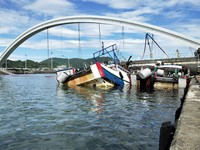 南方澳跨海大橋坍方。（圖／記者游芳男攝）