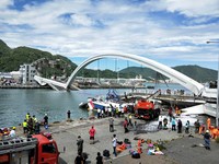 南方澳跨海大橋坍方。（圖／記者游芳男攝）