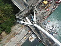 南方澳跨海大橋坍方，空拍畫面。（圖／記者林振民攝）