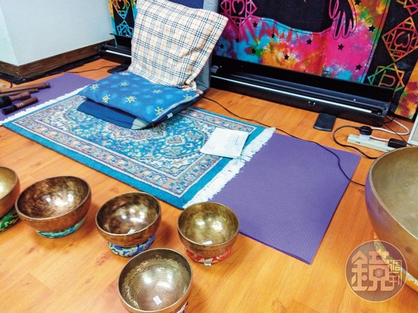 工作室內擺滿了大小不一的缽,許台融表示這些缽都是用貴重金屬製造。