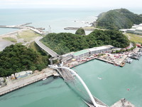 南方澳跨海大橋坍方，空拍畫面。（圖／記者林振民攝）