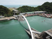 南方澳跨海大橋坍方，空拍畫面。（圖／記者林振民攝）