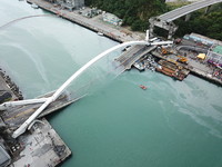 南方澳跨海大橋崩塌空拍。（圖／記者林振民攝）
