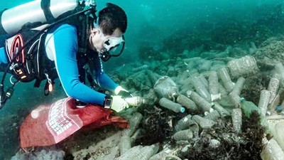 第一次潛水目睹「寶特瓶海」嚇壞！暖大叔決心拯救北海岸，終生當淨海志工