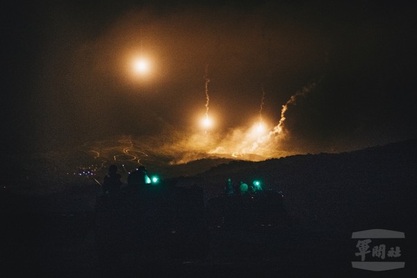 蘭指部夜間實彈射擊操演　戰場實戰景況提升作戰能力