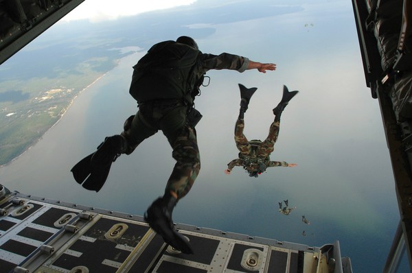 ▲▼ 傘兵,跳傘,paratrooper,空軍,士兵,。（圖／免費圖庫pixabay）