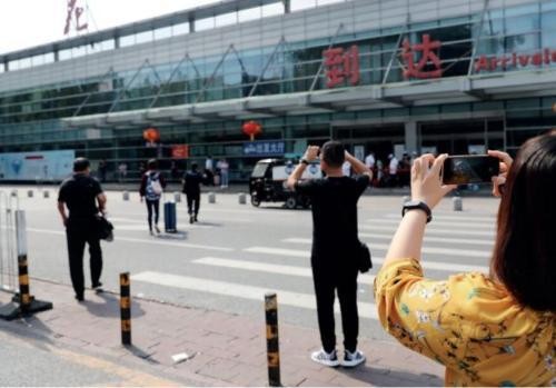 ▲北京南苑機場走入歷史，北京市民前來拍照念。（圖／翻攝搜狐網）