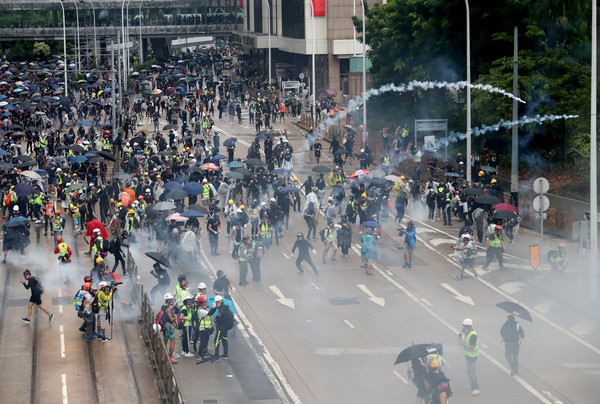 ▲香港示威者1006抗議蒙面法，警方發射催淚彈。（圖／路透）