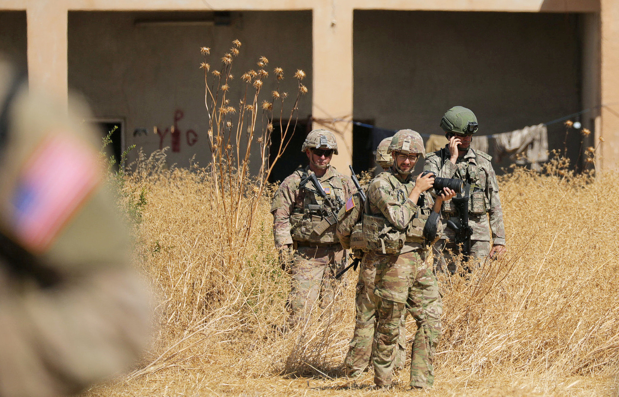 ▲美軍、土耳其部隊站在庫德族民兵團體人民保衛軍（YPG）先前的據點。攝於2019年9月8日。（圖／路透）