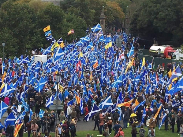 ▲▼蘇格蘭愛丁堡超過20萬人走上街頭爭取獨立。（圖／翻攝Twitter@AUOBALBA）