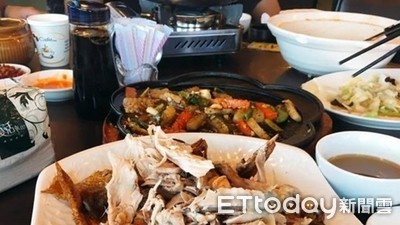 一家人爽吃熱炒！外傭忙餵1大2小「只能吃菜湯拌飯」　雇主冷譏：那麼胖還吃