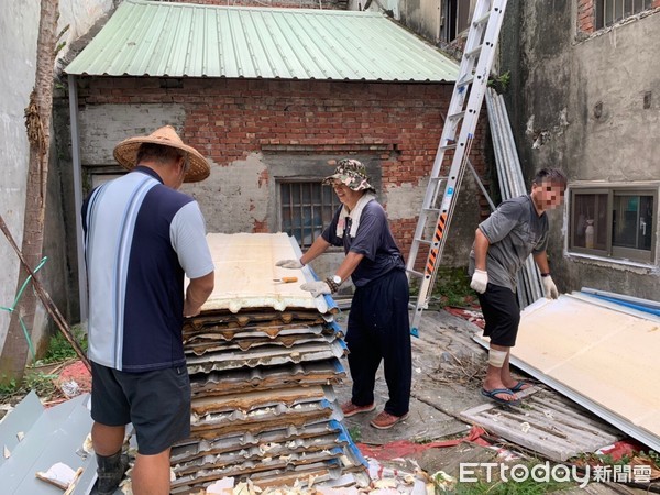 ▲▼蔡女士與小兒子住在屋齡約50年的平房相依為命，老屋屋頂破損，每逢雨屋內天花板及牆角嚴重漏水，尤其颱風來襲，總讓蔡女士及小兒子憂心忡忡。慈濟陪伴蔡女士3年多，最近協助修繕，並換了電熱水器、電線等，讓蔡女士一家住起來更安全舒適。（圖／慈濟基金會提供）