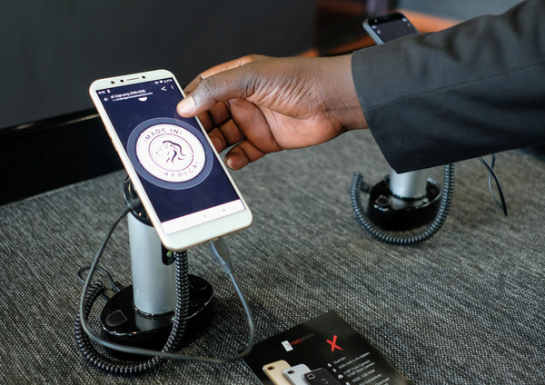▲▼盧安達的商業服務集團Mara Group推出智慧型手機Mara X和Mara Z。（圖／路透）