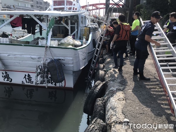 ▲屏東縣東港鎮劉姓漁民9日早上在東港鎮豐漁橋下方水域漁船工作時掉入海中，被消防人員救起送醫。             。（圖／記者陳崑福翻攝）