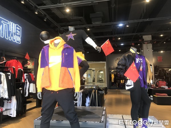 ▲北京最大的ＮＢＡ旗艦店店內插五星國旗表示「愛國立場」。（圖／記者任以芳攝）