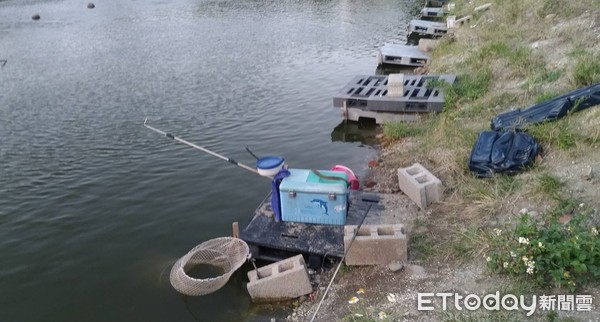 ▲桃園市大園區西濱路二段魚池9日發生釣客落水意外，池邊僅剩釣具。（圖／記者沈繼昌翻攝）