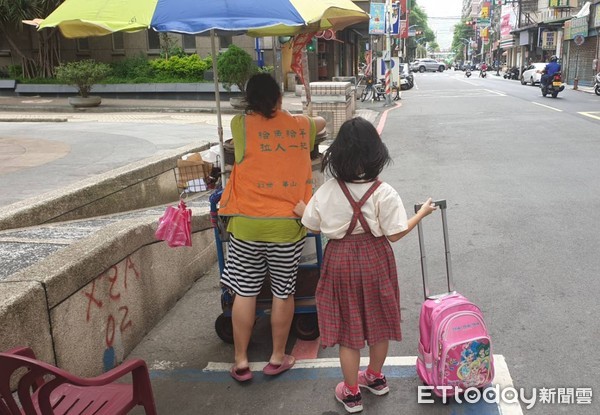 ▲▼洪媽媽挺著5月身孕擺攤賣地瓜，7歲的女兒跟在一旁。（圖／【人安基金會-新北平安站】授權提供）