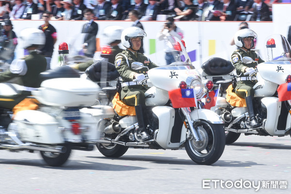 ▲108年國慶大會，憲兵快反連重機操演。（圖／記者林敬旻攝）