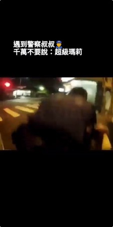 ▲▼酒醉大叔罵警「超級瑪莉」遭制伏。（圖／翻攝自Facebook／爆廢公社）