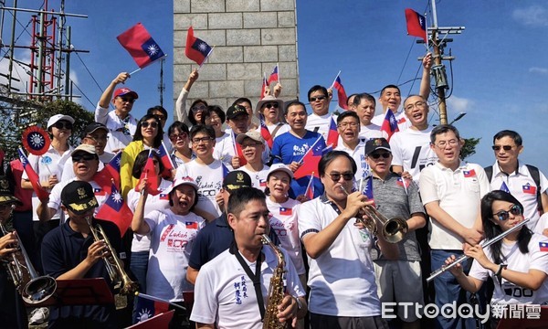 ▲ 國慶旗海攻頂！侯友宜率市府團隊登硬漢嶺 不畏艱難「硬漢精神」。（圖／新北市民政局提供）