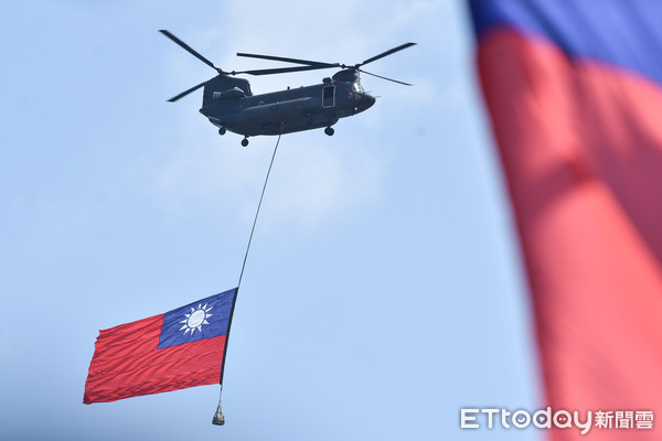 ▲▼中華民國108年國慶大會,陸航CH－47SD運輸直升機吊掛國旗通過會場。（圖／記者李毓康攝）