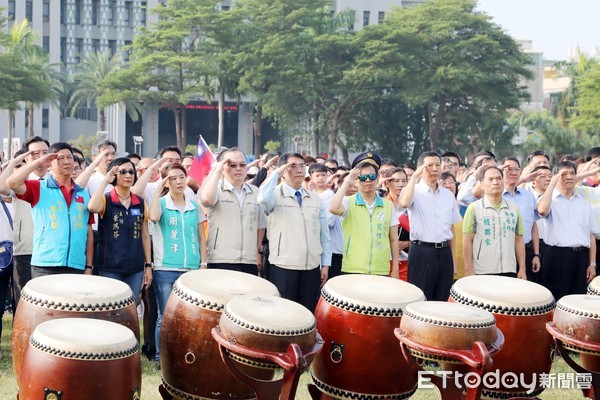 ▲台南市政府在市府旁西拉雅廣場舉辦「台南市慶祝2019年雙十國慶升旗典禮」，由市長黃偉哲率市府團隊參加。（圖／記者林悅翻攝，下同）