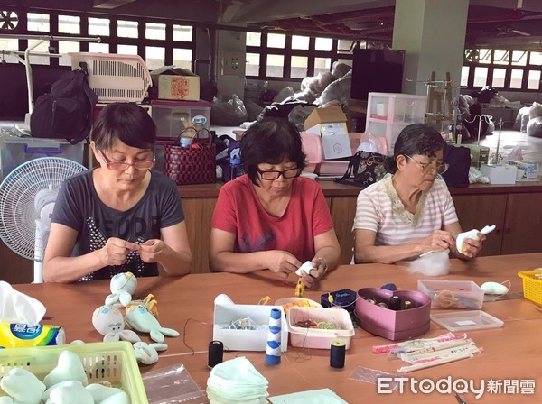 ▲▼台南市善化區有一群善於裁縫的志工，她們巧思設計，竟然將環保布料用剩的邊邊角角的剩料，製作出一隻隻造型精美的「環保兔」。（圖／慈濟基金會提供）