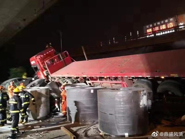 ▲▼江蘇無錫高架橋垮塌，網曝光疑似超載貨車。（圖／翻攝自微博）
