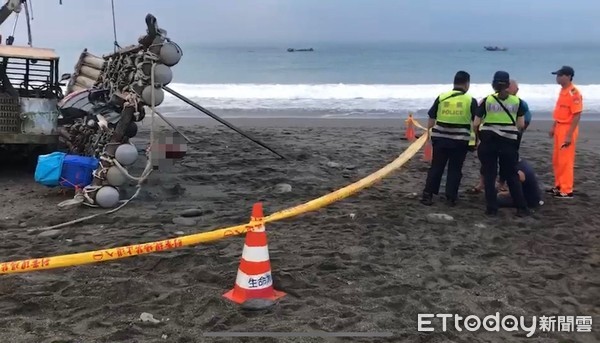 ▲▼ 台東太麻里膠筏翻覆！1女子遭壓身亡　民眾清晨目睹嚇壞            。（圖／記者楊均典翻攝）