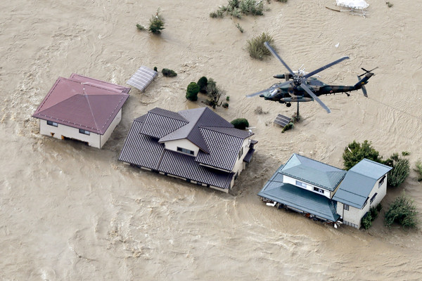 ▲▼ 第19號颱風哈吉貝襲日，各地淹水災情嚴重，自衛隊緊急出動救援。（圖／路透）