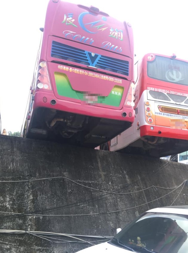 ▲▼遊覽車停法看似恐怖，其實很安全。（圖／翻攝自爆怨公社）