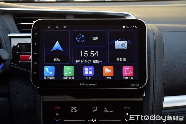 ET搶開箱／讓愛車小老婆化身智慧型助理：Pioneer AVIC-F7600車機系統（圖／記者游鎧丞攝）