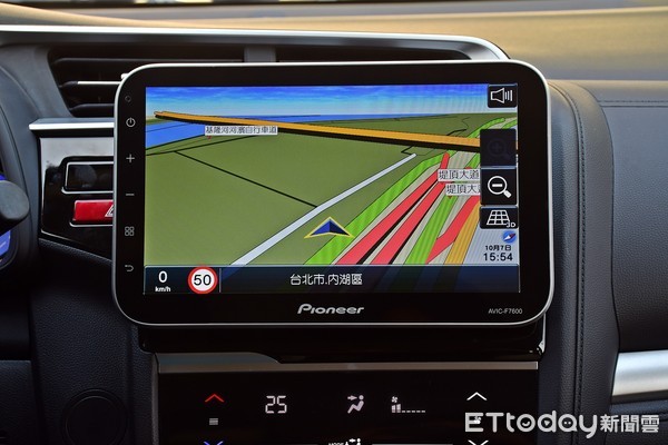 ET搶開箱／讓愛車小老婆化身智慧型助理：Pioneer AVIC-F7600車機系統（圖／記者游鎧丞攝）