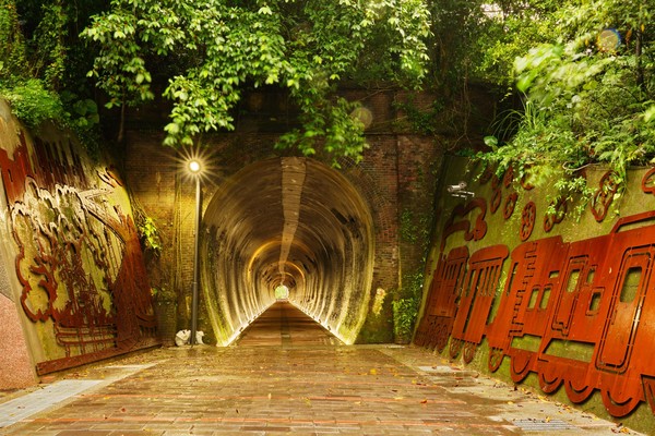 ▲廢棄隧道化身182公尺的自行車道，穿越百年歷史的古老隧道，可從新北汐止直達基隆。（圖／新北市政府高管處提供）